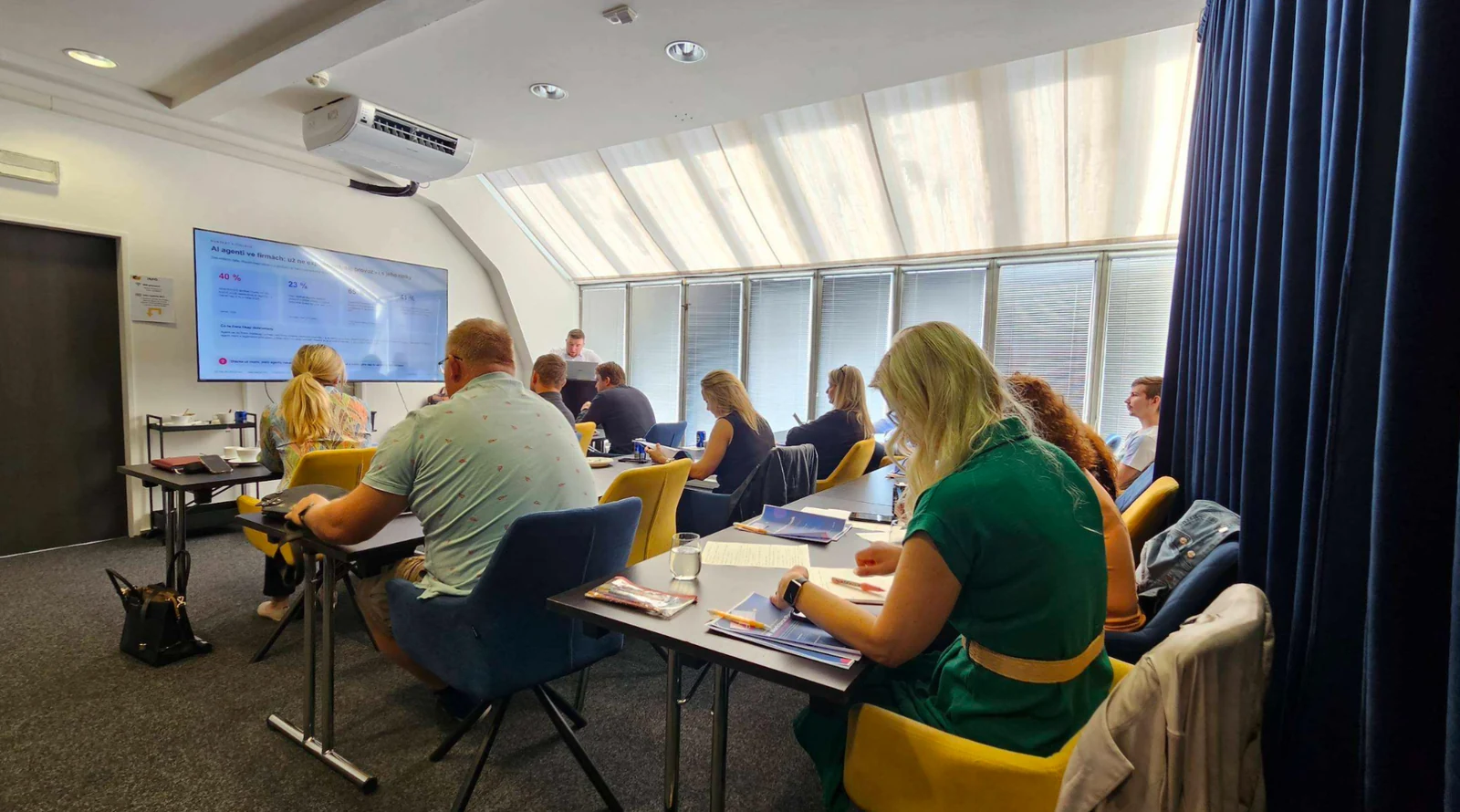 Petr Heller přednáší účastníkům semináře o AI agentech ve firmách